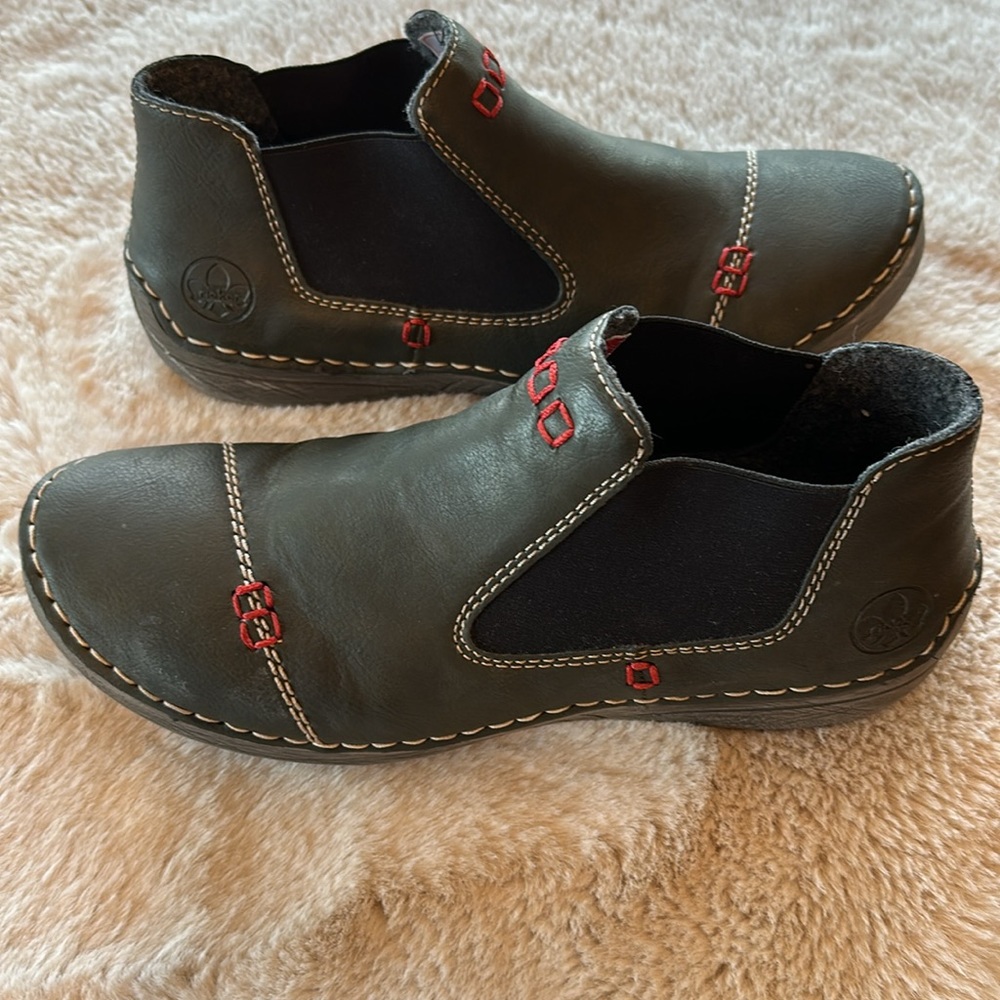 Reiker slip ons